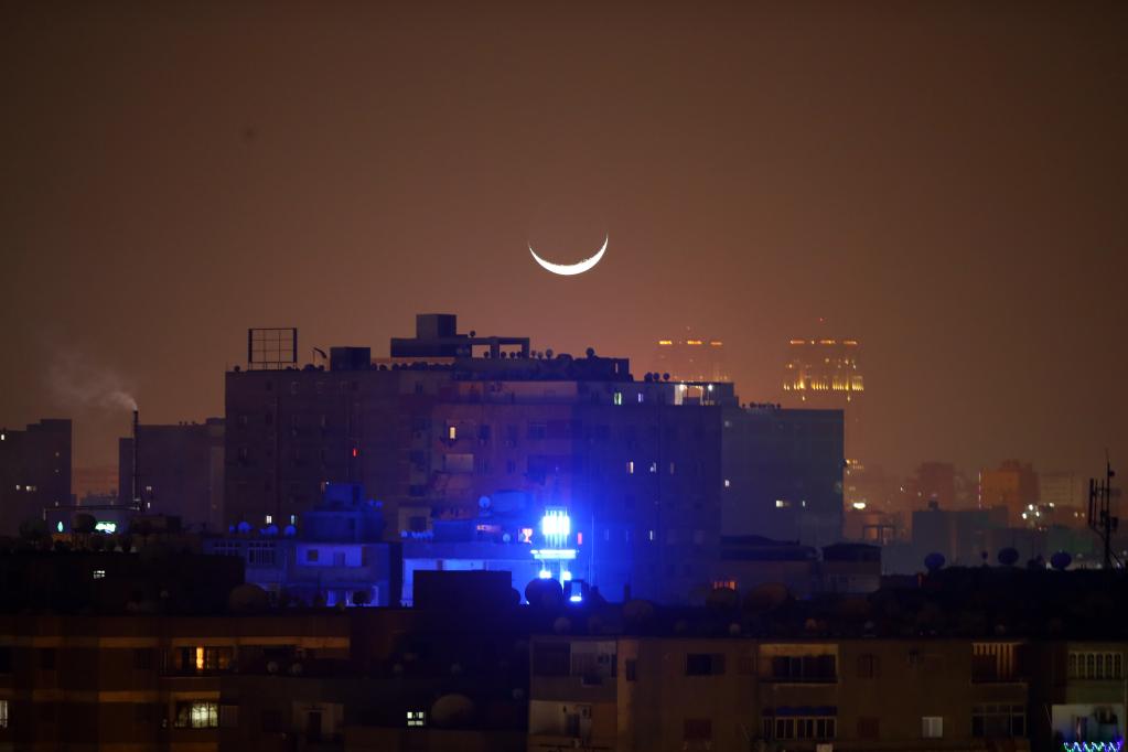 Luna creciente sobre el cielo en El Cairo, Egipto