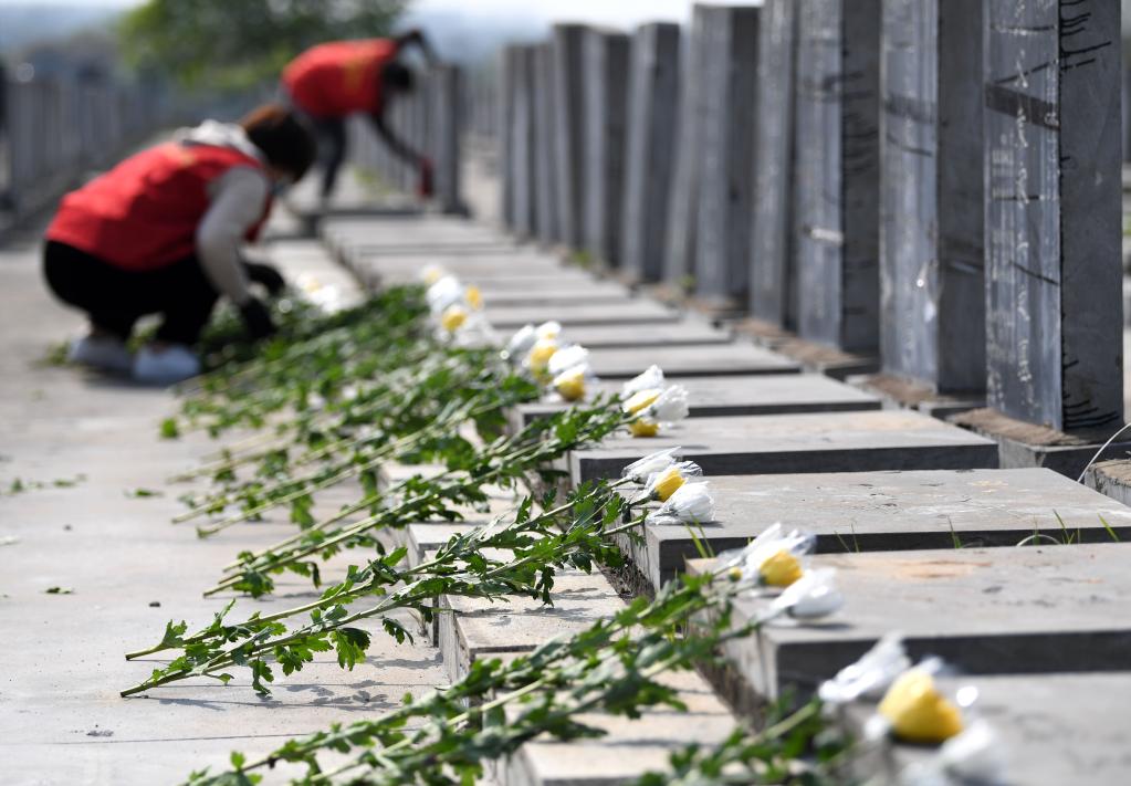 Personas rinden homenaje a los fallecidos en Día de Limpieza de Tumbas de China