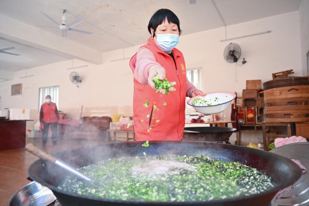 Fujian: Abuelas se ofrecen como voluntarias para cocinar y repartir alimentos a trabajadores esenciales de primera línea en Quanzhou
