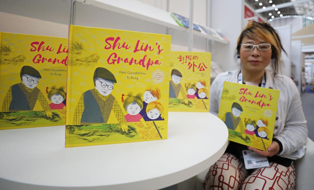 Artista china-británica Yu Rong en la Feria del Libro de Londres