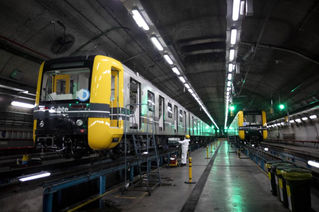 Operarios mantienen en funcionamiento transporte subterráneo de Buenos Aires, Argentina