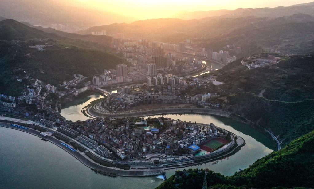 Shaanxi: Vista aérea del paisaje de la ciudad de Xunyang