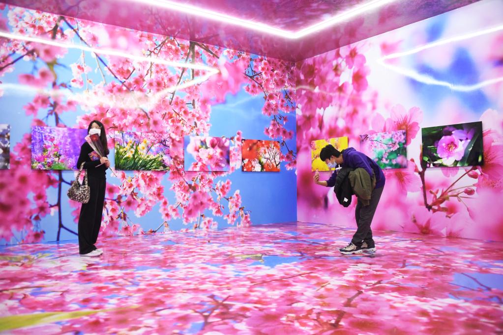 Personas visitan exhibiciones en Museo Times Art en Beijing