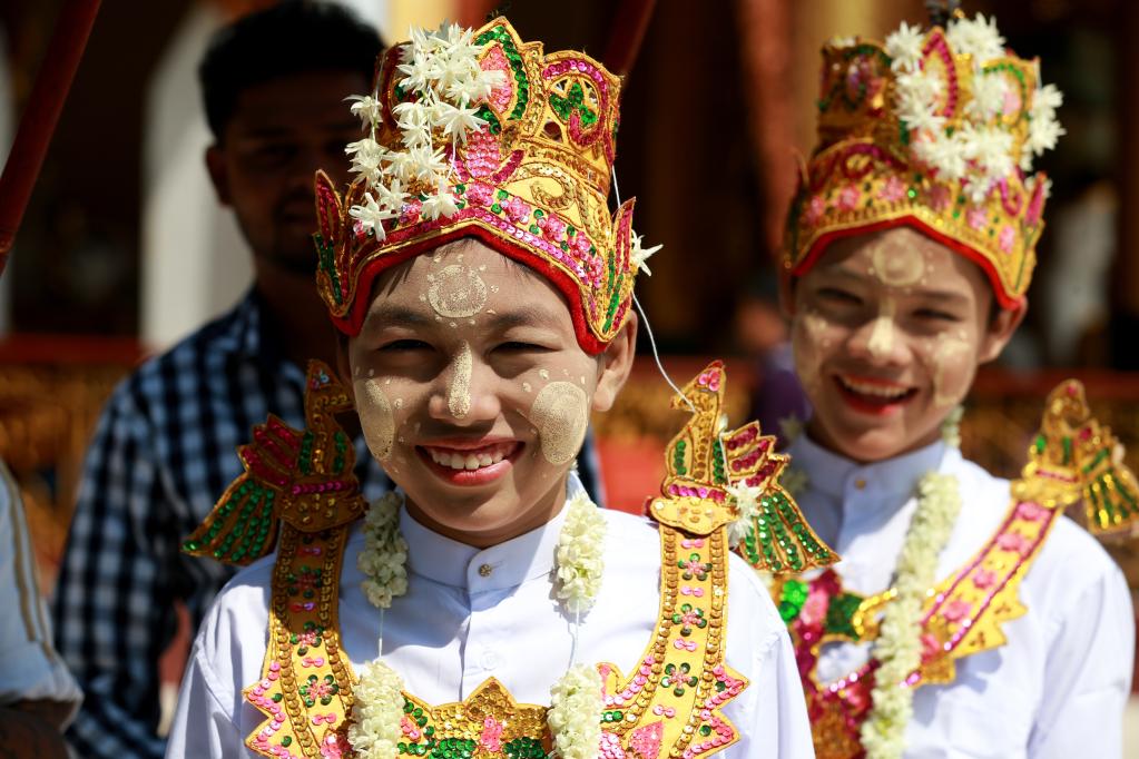 Ceremonia de noviciado Shinbyu en Yangón, Myanmar