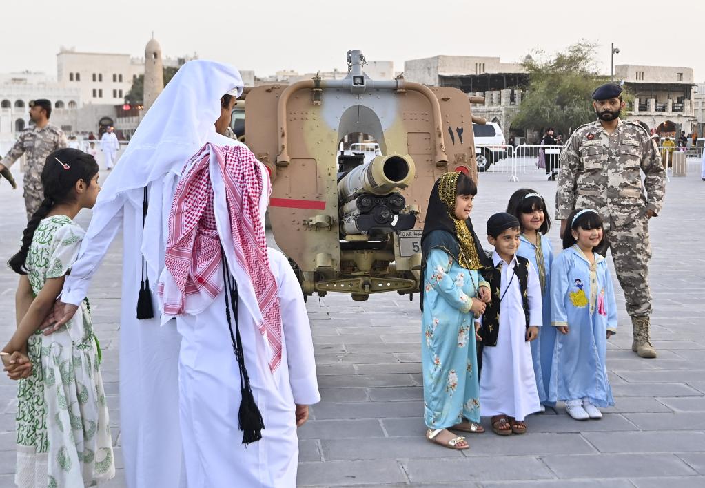 Qatar: Guardias qataríes preparan para disparar un cañón del Iftar para marcar la ruptura del ayuno