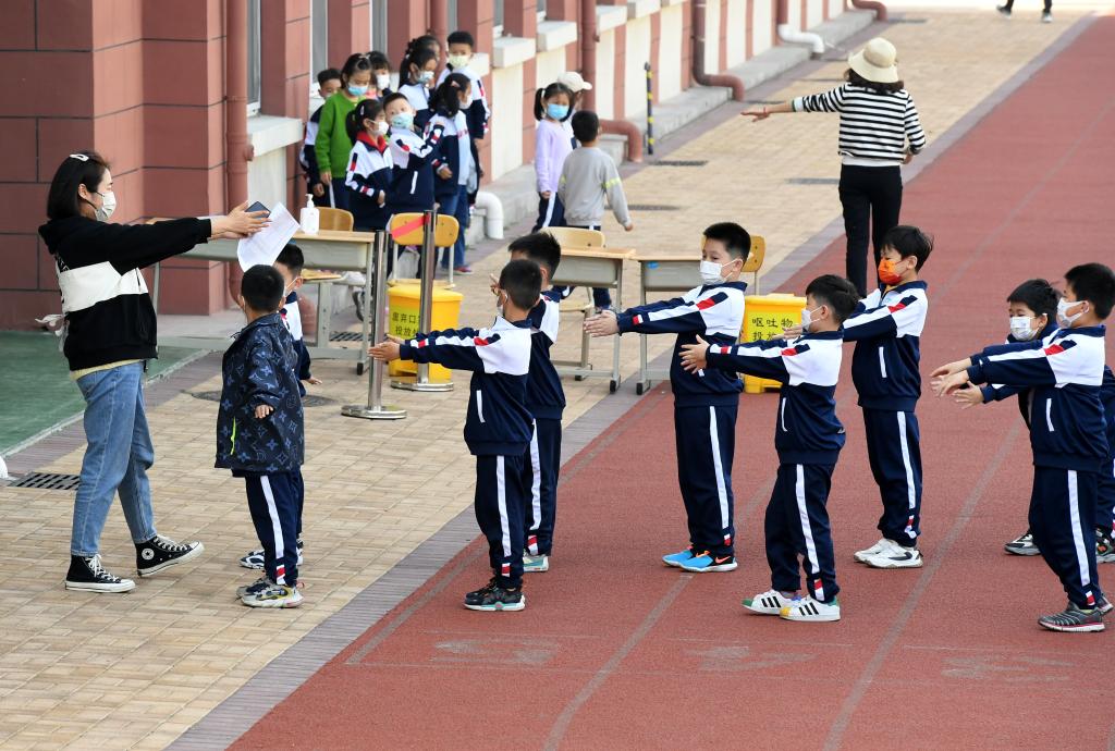 Escuelas primarias y secundarias de Qingdao reanudan las clases