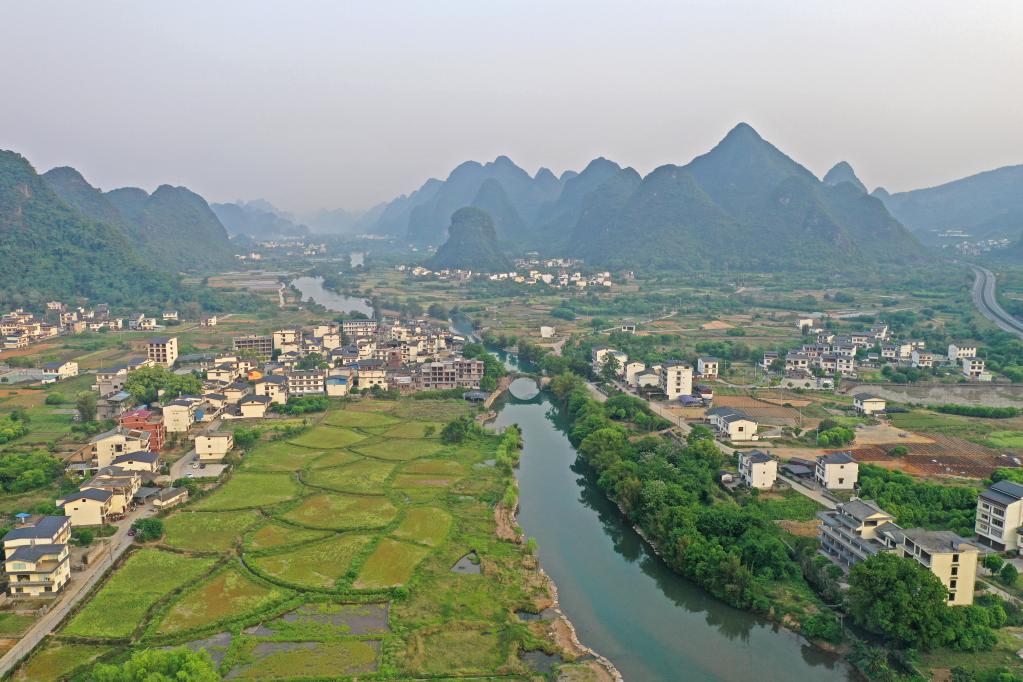 Paisaje del río Yulong en Yangshuo, Guangxi