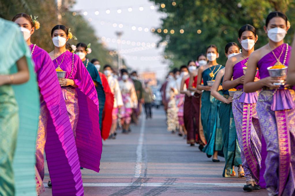 Tailandia: Artistas participan en desfile callejero que celebra Festival de Songkran