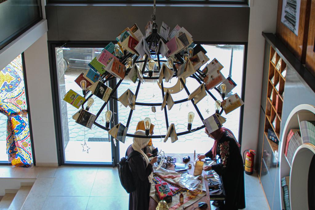 Personas visitan la biblioteca de Samir Mansour en la Ciudad de Gaza