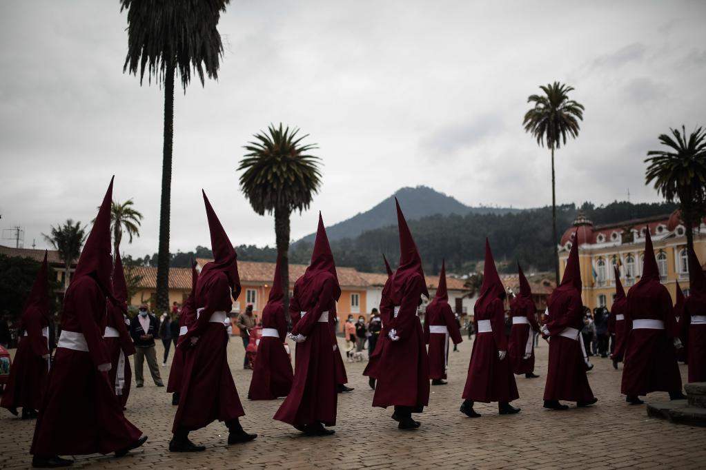 Personas participan en una festividad en Zipaquirá, Colombia
