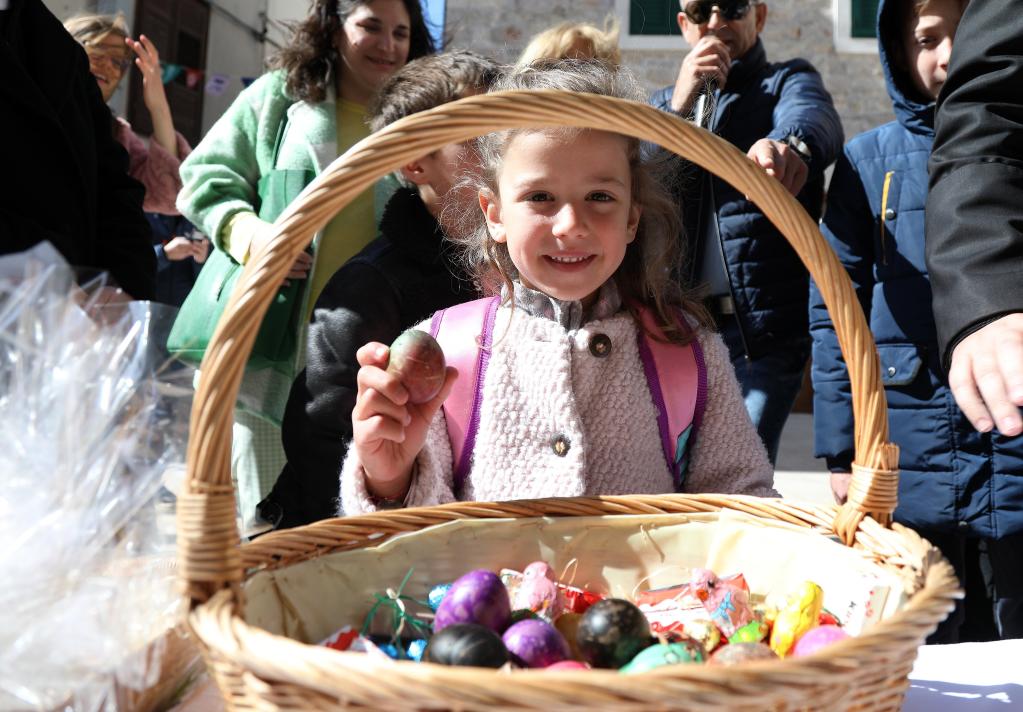 Evento de golpeteo de huevos de Pascua en Croacia