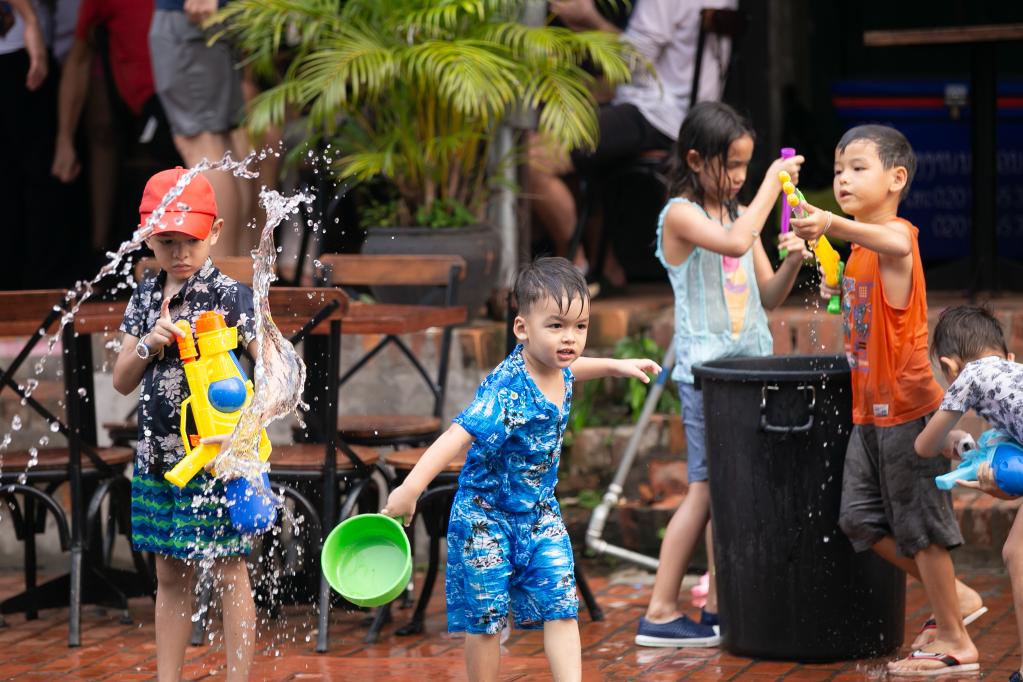 Personas se salpican agua para celebrar el Festival de Songkran