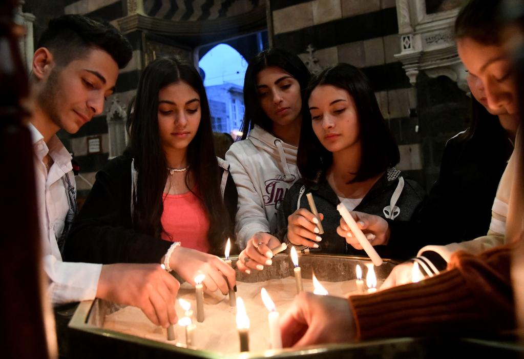 Sirios realizan oración de Pascua en una iglesia en Damasco