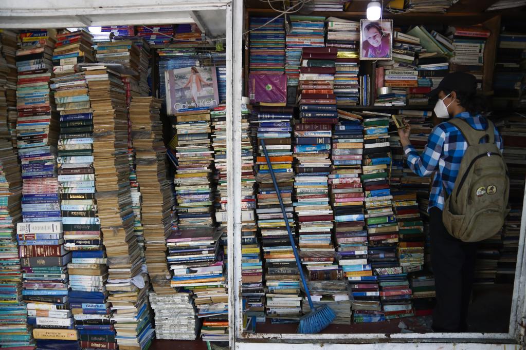 Puesto callejero de venta de libros en Centro Histórico del departamento de San Salvador, El Salvador