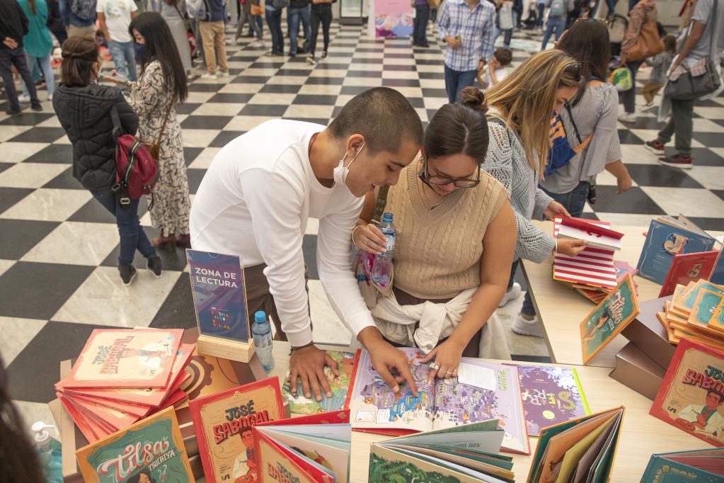 Festival "Libros que Vuelan" en el marco del Día Mundial del Libro en el Museo de Arte de Lima, Perú