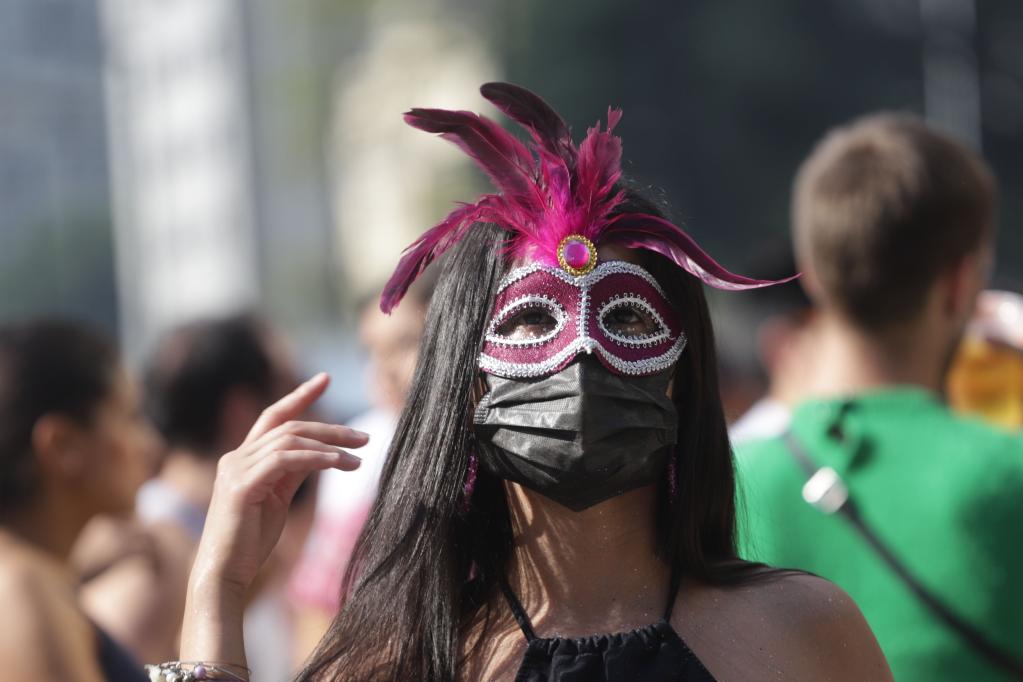 Personas asisten a carnaval callejero en Sao Paulo, Brasil
