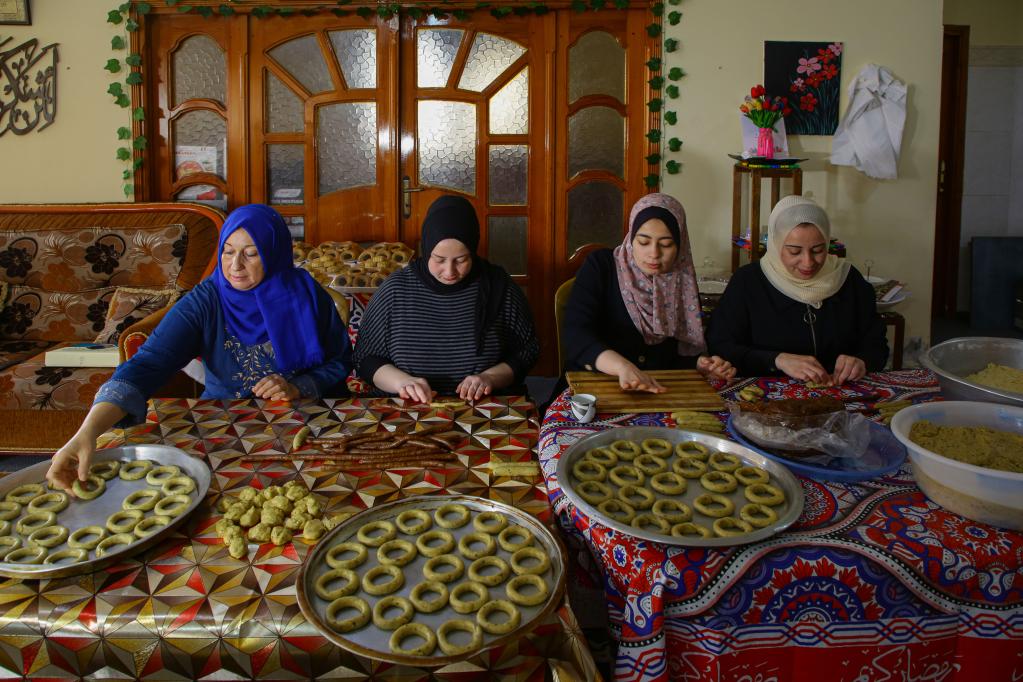 Mujeres palestinas preparan galletas tradicionales en la Ciudad de Gaza