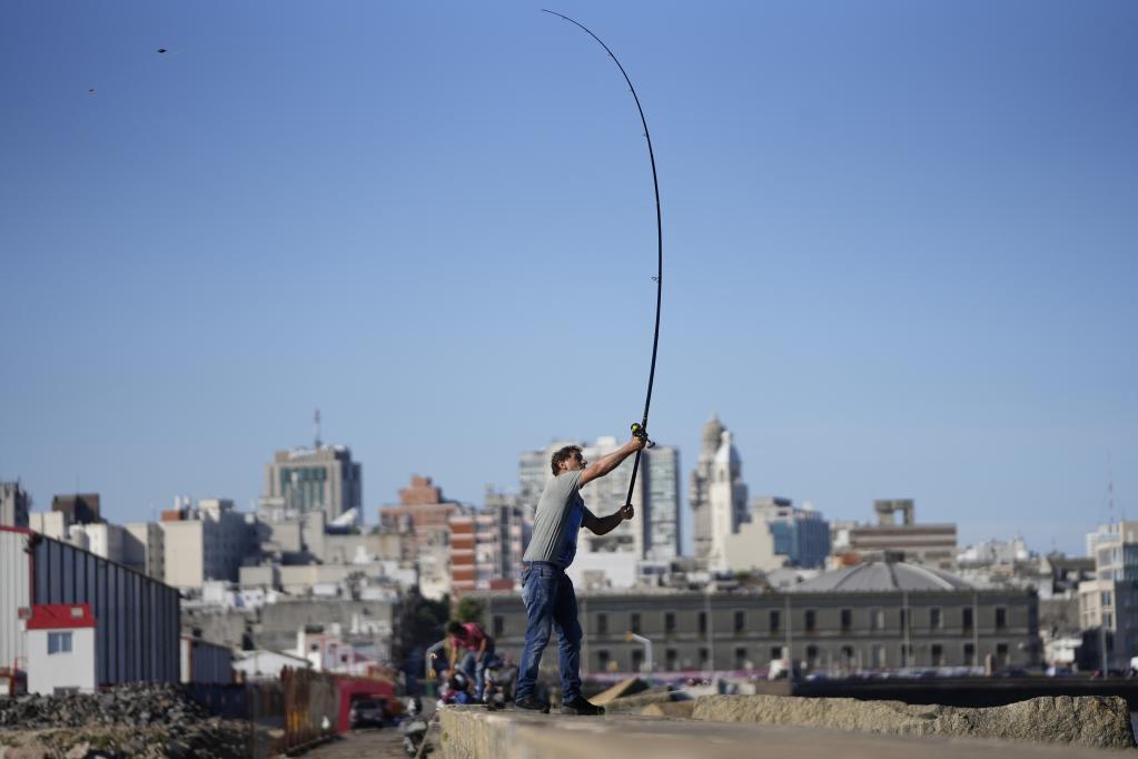 Personas pescan en la escollera Sarandí en Montevideo, Uruguay