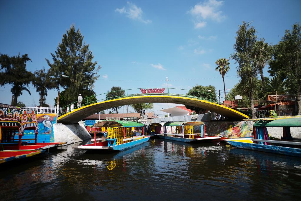 México: Coloridas "trajineras" en canales de Xochimilco