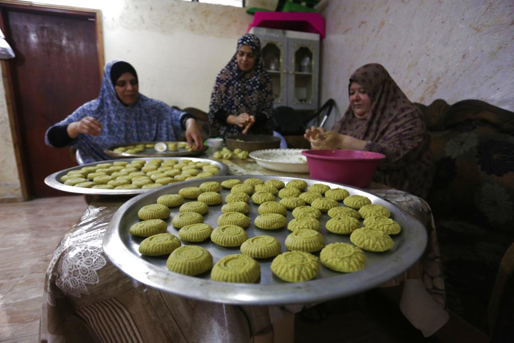 Mujeres palestinas preparan galletas tradicionales en Naplusa