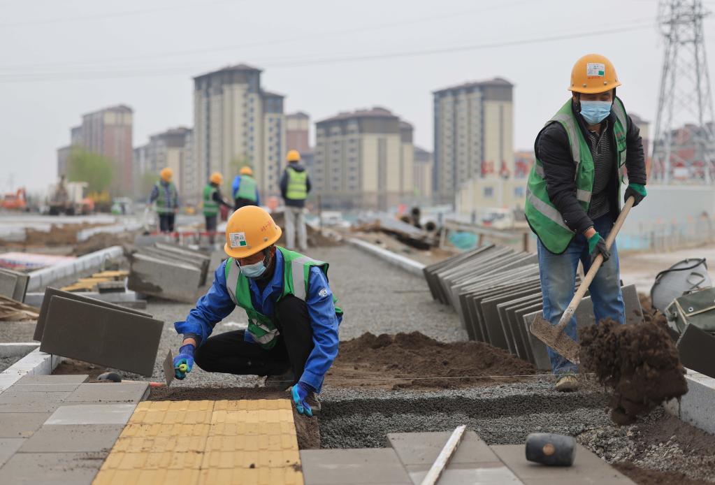Hebei: Trabajadores laboran en un sitio de construcción en la Nueva Area de Xiong'an