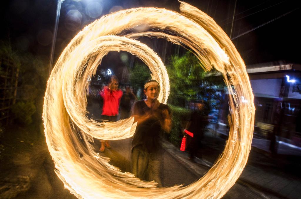 Indonesia: Personas juegan con fuego durante desfile de antorchas en celebración del festival del Eid al-Fitr