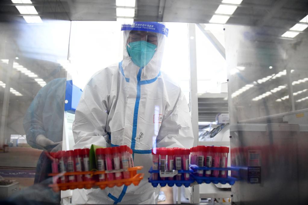 Laboratorio inflable de pruebas para la COVID-19 puesto en uso en distrito de Shunyi, Beijing