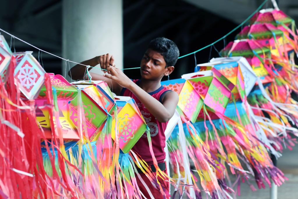 Venden linternas previo al Festival de Vesak en Sir Lanka