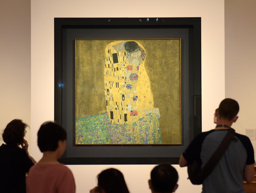 Visitantes observan "El Beso" de Gustav Klimt en el Alto Belvedere en Austria