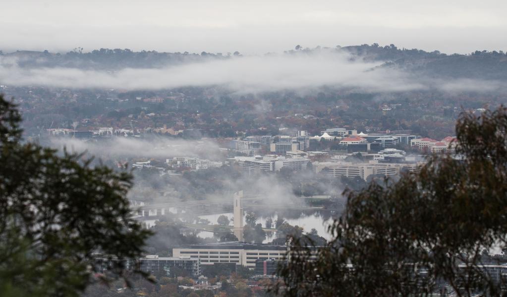 Espesa niebla en Canberra, Australia