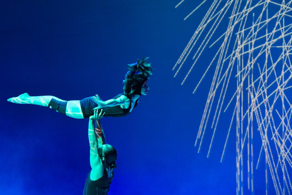 Bailarines presentan el espectáculo "Phi" en Teatro Teresa Carreño en Caracas, Venezuela