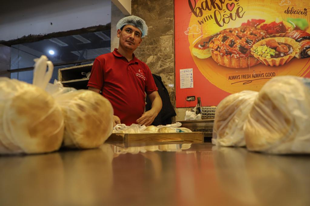 Hombres palestinos trabajan en una panadería en la Ciudad de Gaza