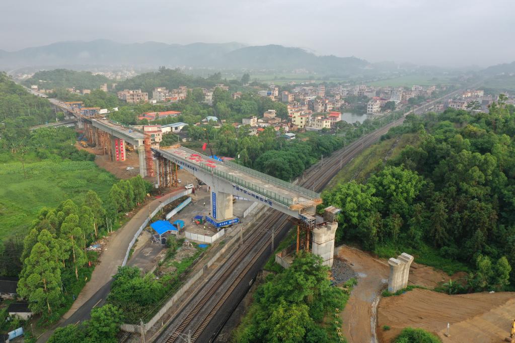 Guangxi: Viga de un puente giratorio a lo largo del ferrocarril Nanning-Yulin rota a su posición objetivo