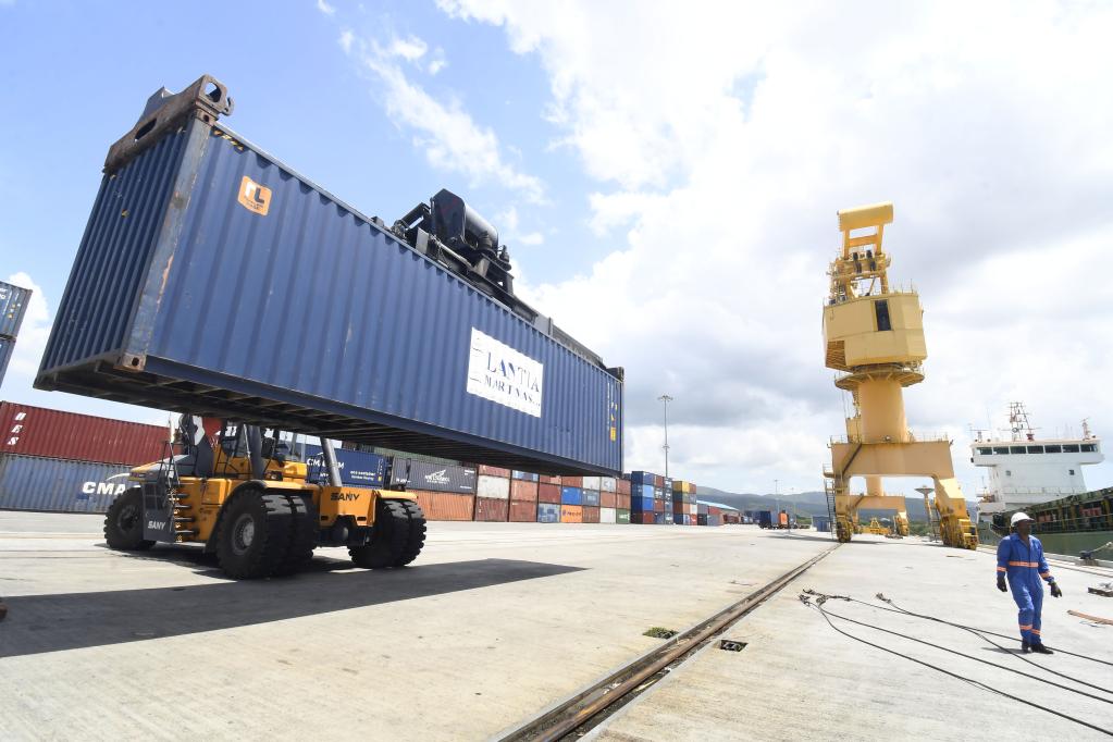 ESPECIAL: Inversi&oacute;n china mejora operaciones de carga en puerto de Santiago de Cuba