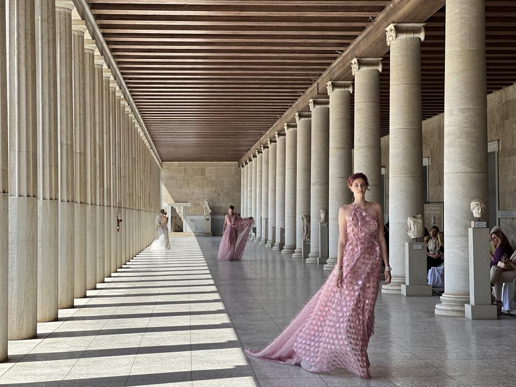 Modelos presentan creaciones del diseñador de modas griego en la antigua Agora de Atenas, Grecia