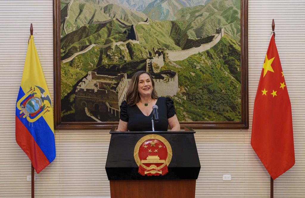 Escritora ecuatoriana Ver&oacute;nica Bonilla recibe Premio Especial Libro de China 2021