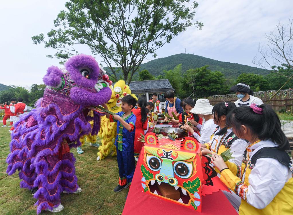 Zhejiang: Niños asisten a actividades de celebración por el próximo Festival del Bote del Dragón en Huzhou