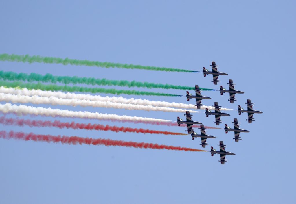 Jets de equipo de acrobacias aéreas vuelan con motivo del Día de la República sobre Roma, Italia