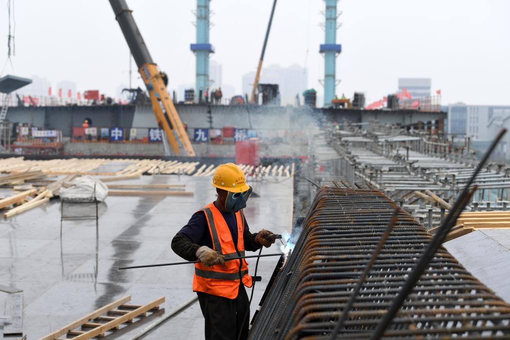 Anhui: Constructores trabajan en el sitio de construcción de un puente