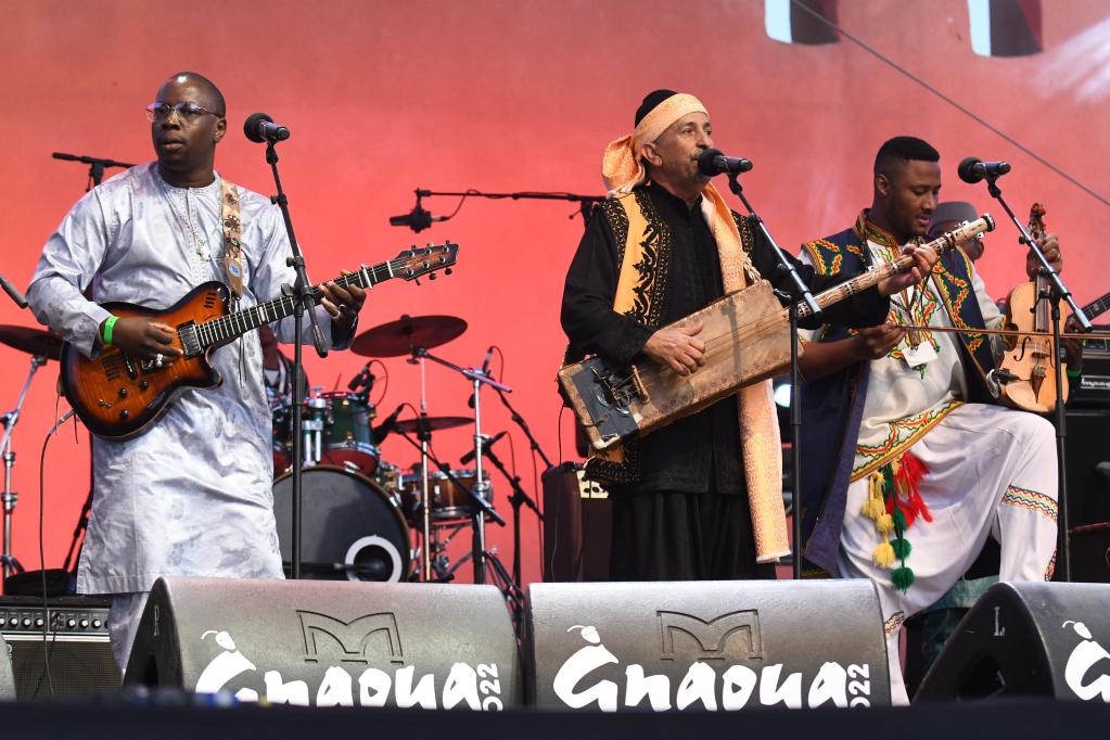 Artistas realizan presentaciones durante gira de Festival Gnaoua en Esauira, Marruecos