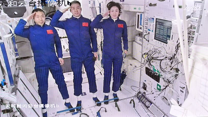 Astronautas de Shenzhou-14 ingresan al módulo central de estación espacial
