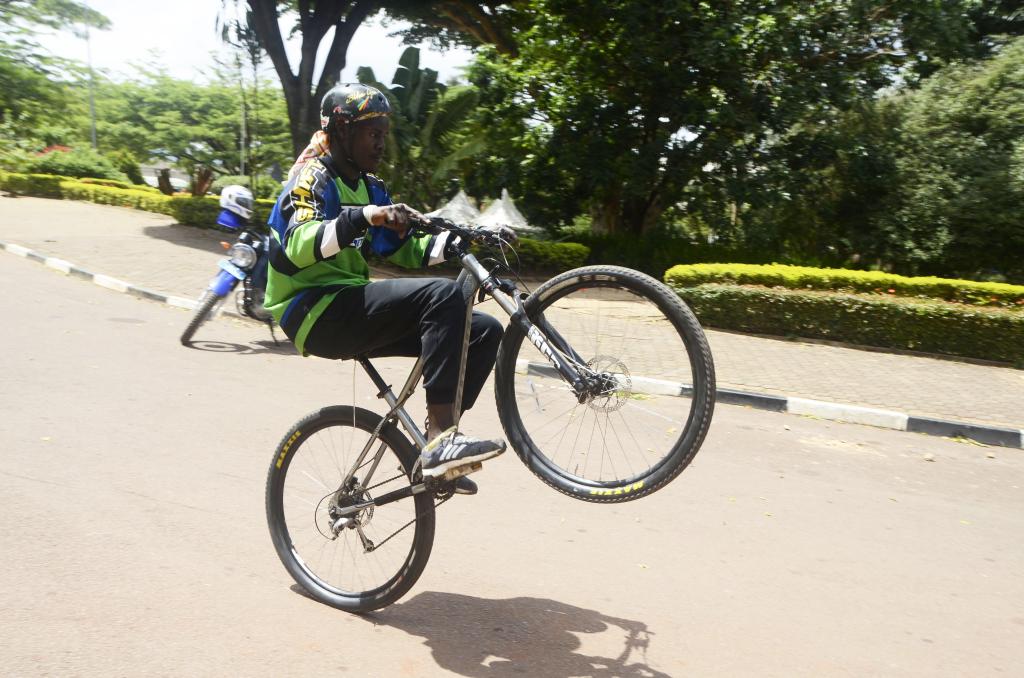 Ciclistas participan en evento de maratón de ciclismo para conmemorar Día Mundial de la Bicicleta en Kampala, Uganda