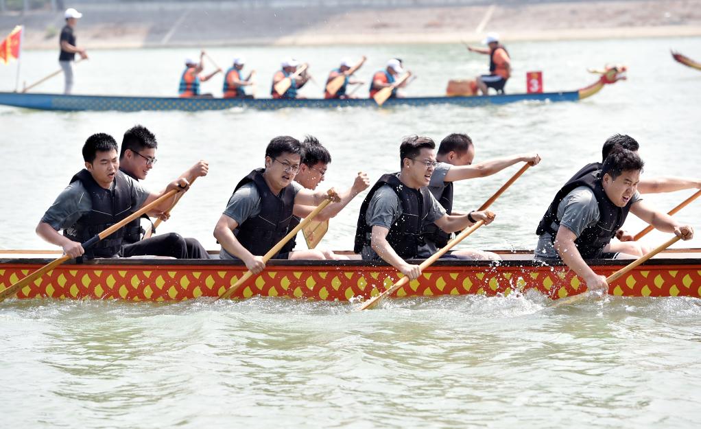 Personas participan en carreras de botes del dragón durante vacaciones de Festival del Bote del Dragón en China