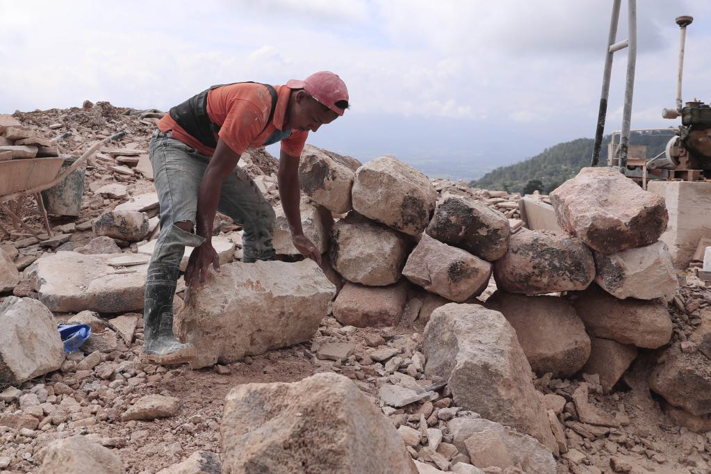 Taller de corte de piedra en aldea La Montañita, Honduras
