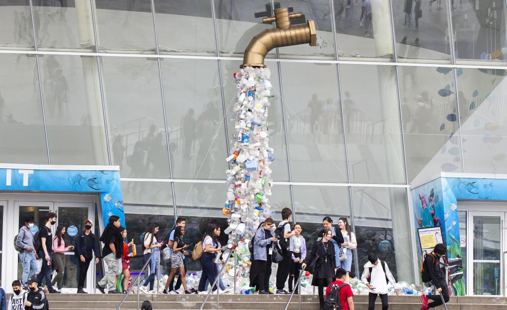 Instalación de arte "Cierra el Grifo de Plástico" en Toronto, Canadá