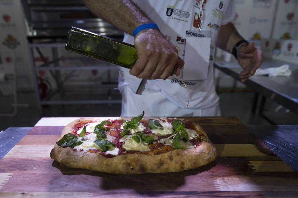 Maestros pizzeros compiten en Argentina para hacer la mejor pizza de América