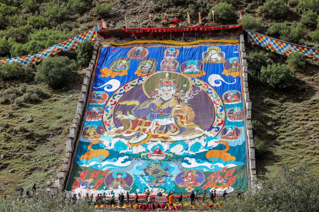 Tíbet: Monjes y seguidores del budismo asisten a un ritual anual de exhibición de thangkas de Buda