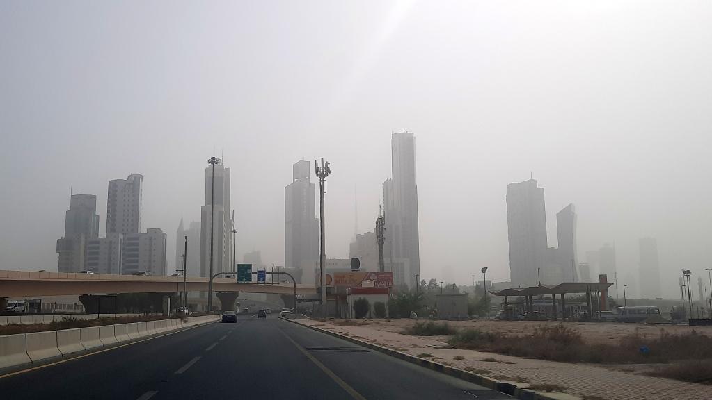 Edificios envueltos en denso polvo en la Ciudad de Kuwait
