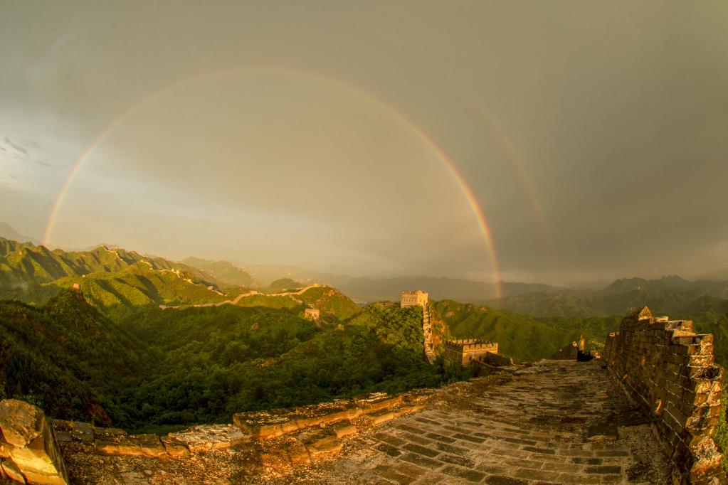 Hebei: Arcoíris doble en el cielo sobre la Gran Muralla de Jinshanling
