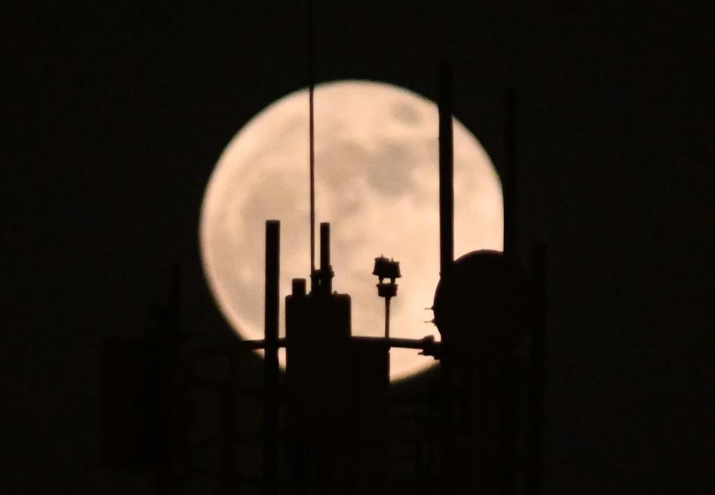 Imágenes de la Luna llena en la Ciudad de Kuwait